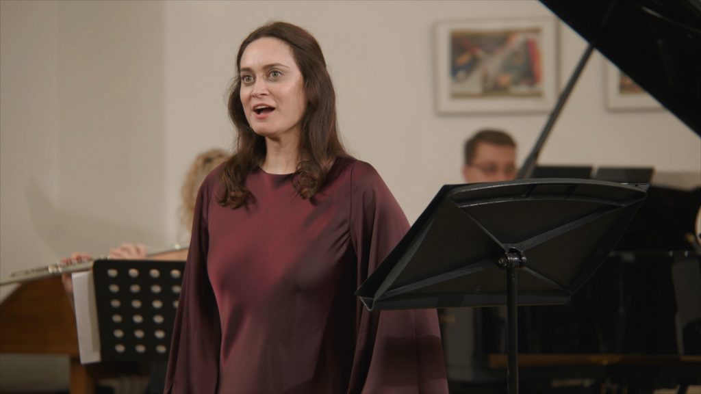 Marianna Suri performing